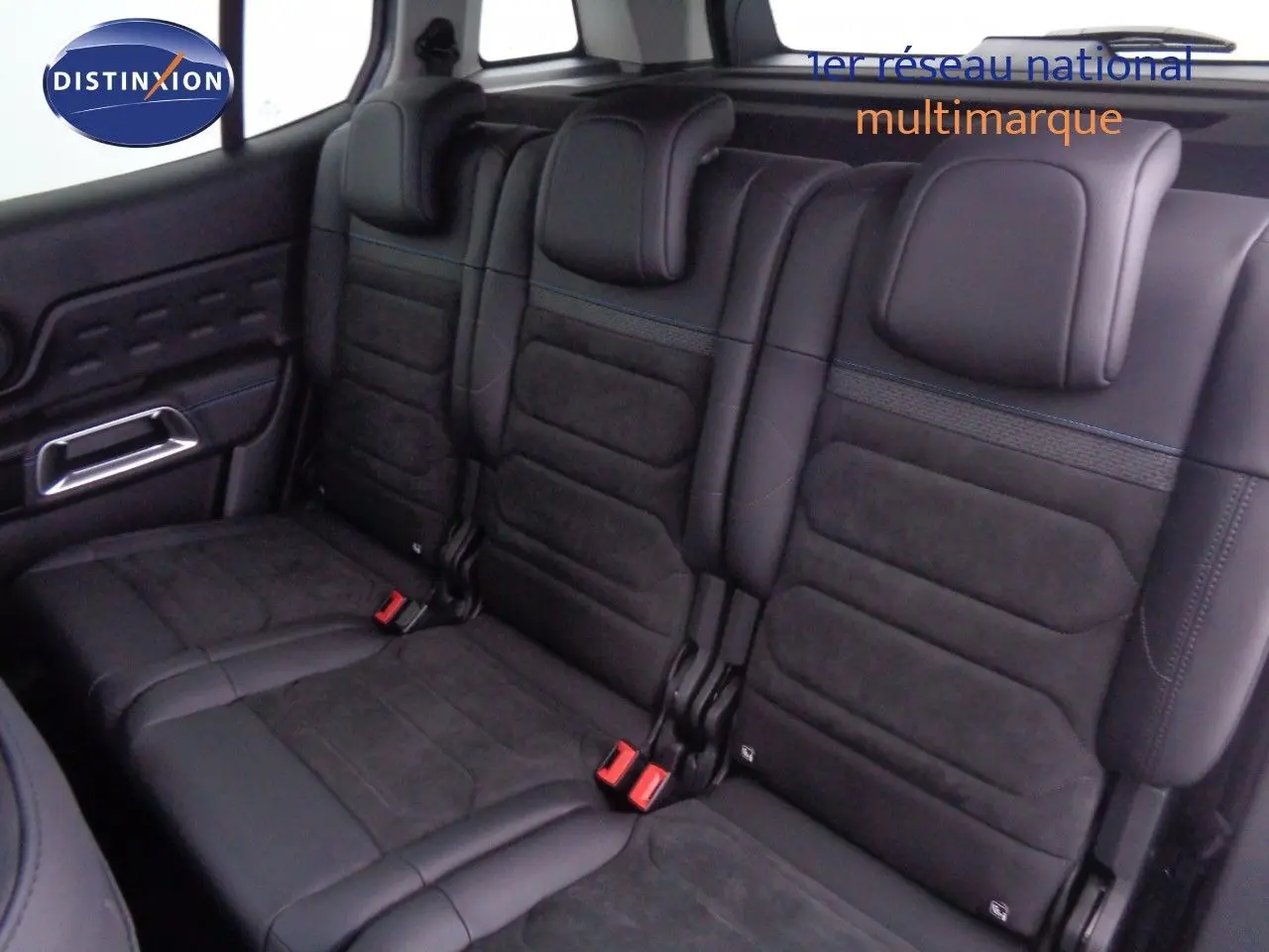 Écran multimédia du Citroën C5 Aircross 2022 montrant la caméra de recul et l'affichage de la température intérieure.