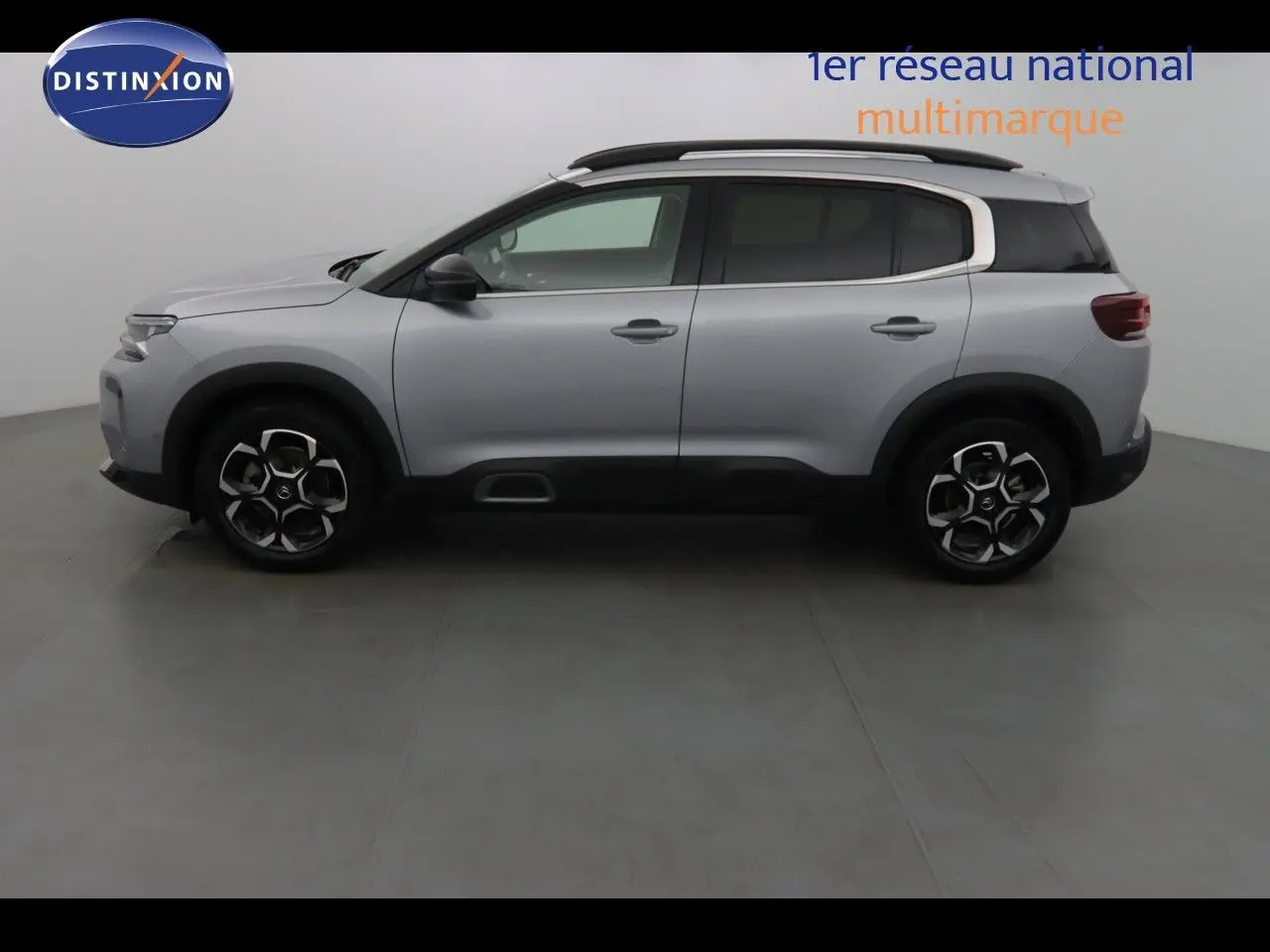 Vue arrière d'un Citroën C5 Aircross 2022 gris Artense métallisé avec feux arrière foncés et double sortie d'échappement intégrée.