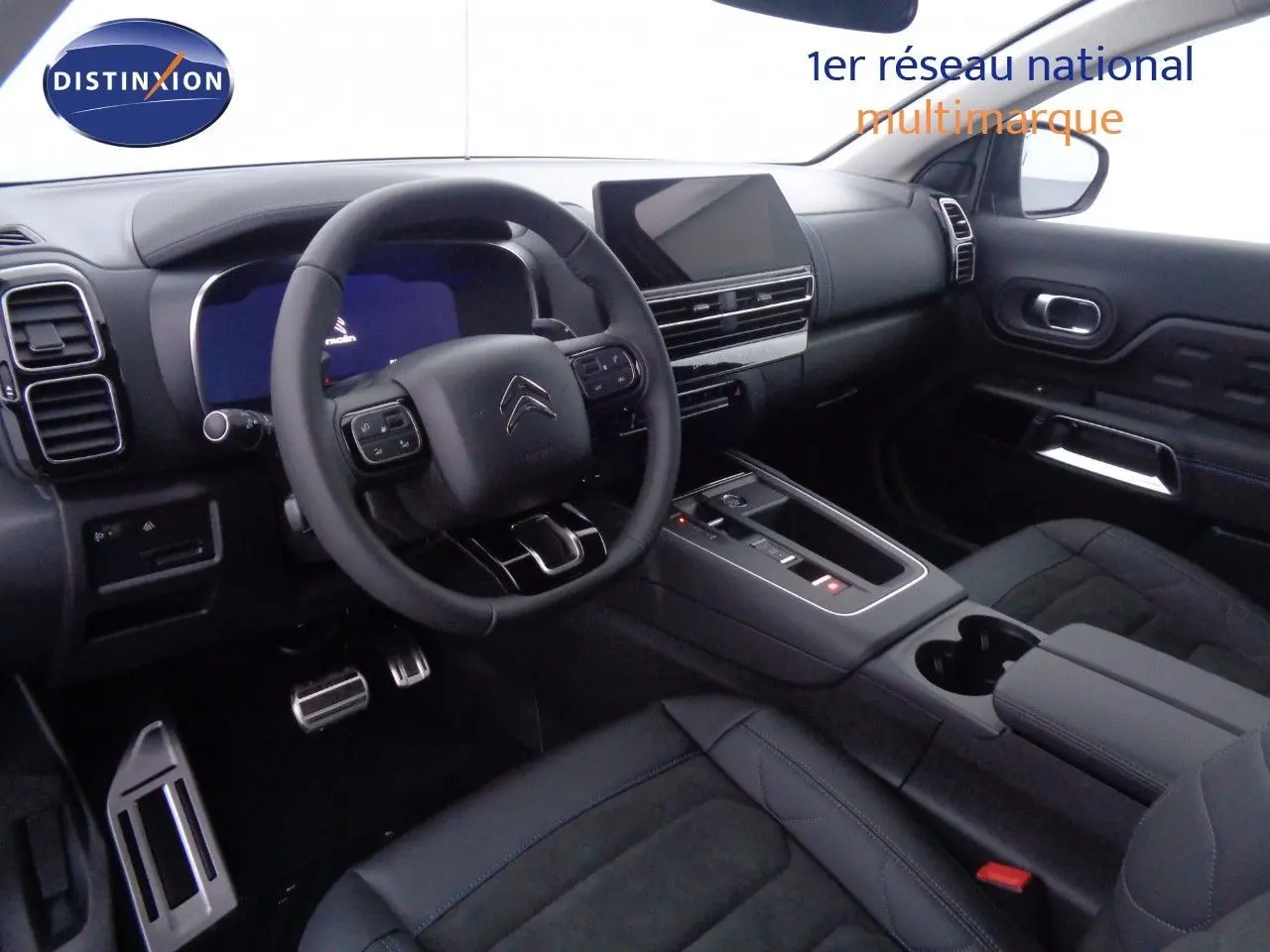 Intérieur avant du Citroën C5 Aircross 2022 gris, sièges en cuir et alcantara noirs avec console centrale visible.