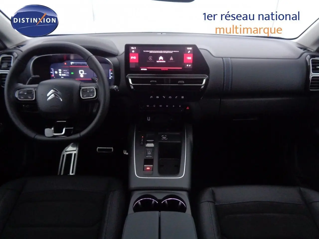 Intérieur noir du Citroën C5 Aircross 2022, vue côté conducteur sur le tableau de bord et console centrale moderne.