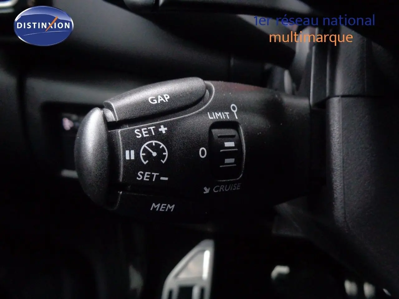 Vue intérieure sur la banquette arrière en cuir noir du Citroën C5 Aircross 2022 finition Shine.