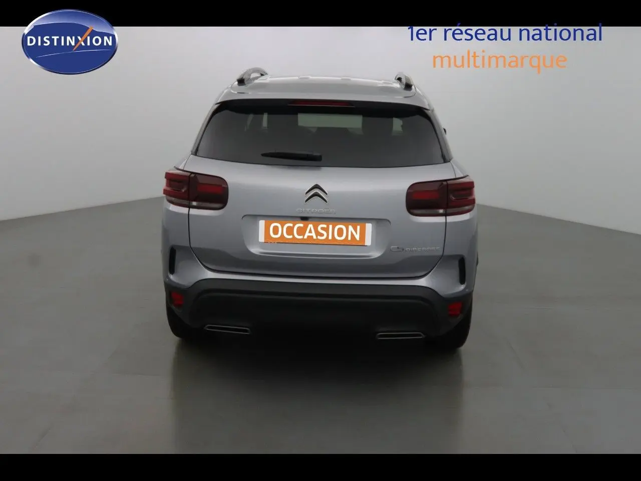 Citroën C5 Aircross gris Artense métal vu en 3/4 arrière droit dans un studio lumineux, avec jantes bi-ton.