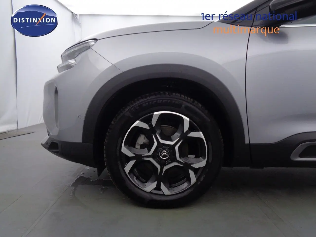 Vue rapprochée de la console centrale du Citroën C5 Aircross gris Artense, avec sélecteur de boîte auto et bouton start/stop.