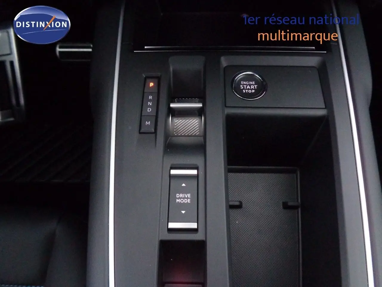 Vue intérieure frontale du tableau de bord et volant du Citroën C5 Aircross 2022, ambiance noire moderne.