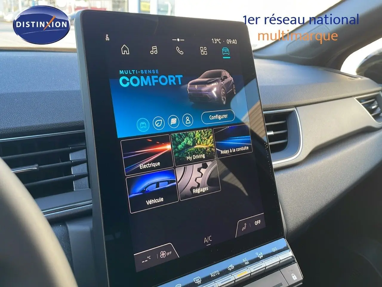 Écran tactile central du Renault Captur E-Tech Hybrid 2025 affichant le mode Confort, intérieur gris noir.