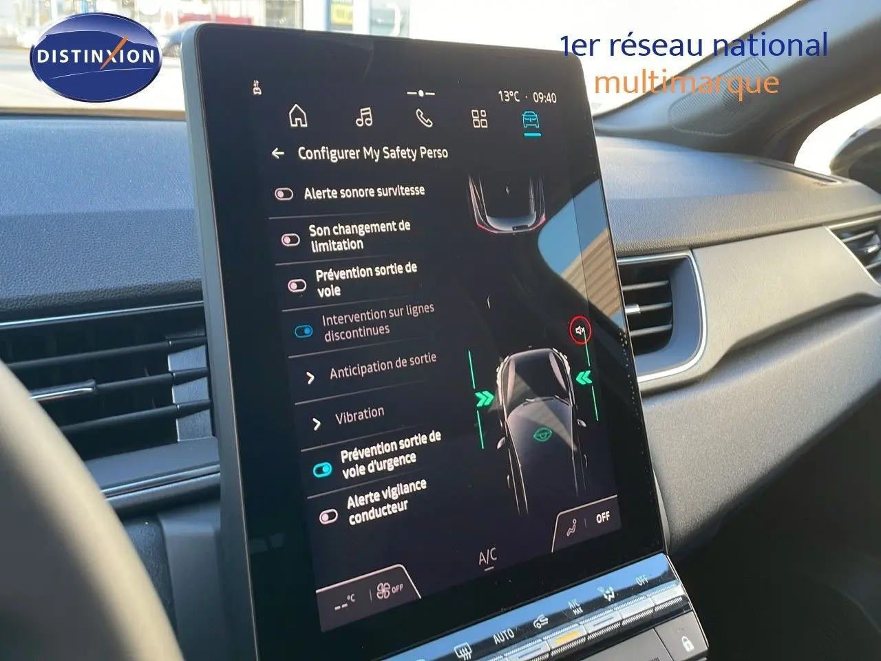 Vue intérieure du tableau de bord du Renault Captur E-Tech Hybrid 2025, écran tactile affichant les aides à la conduite.