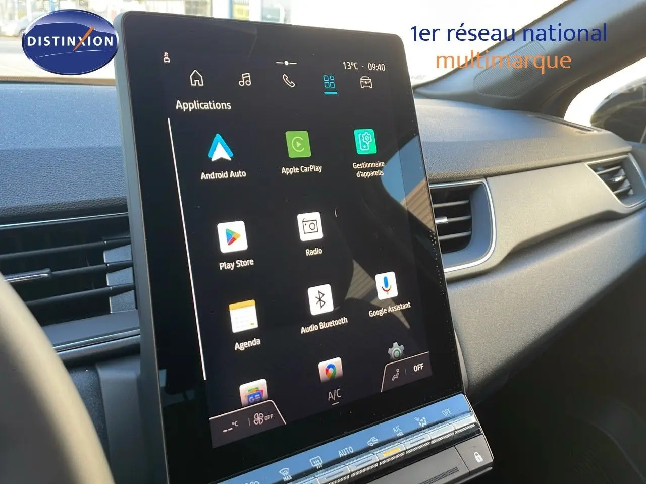 Écran tactile central du tableau de bord du Renault Captur E-Tech Hybrid 2025, avec interface multimédia affichée.