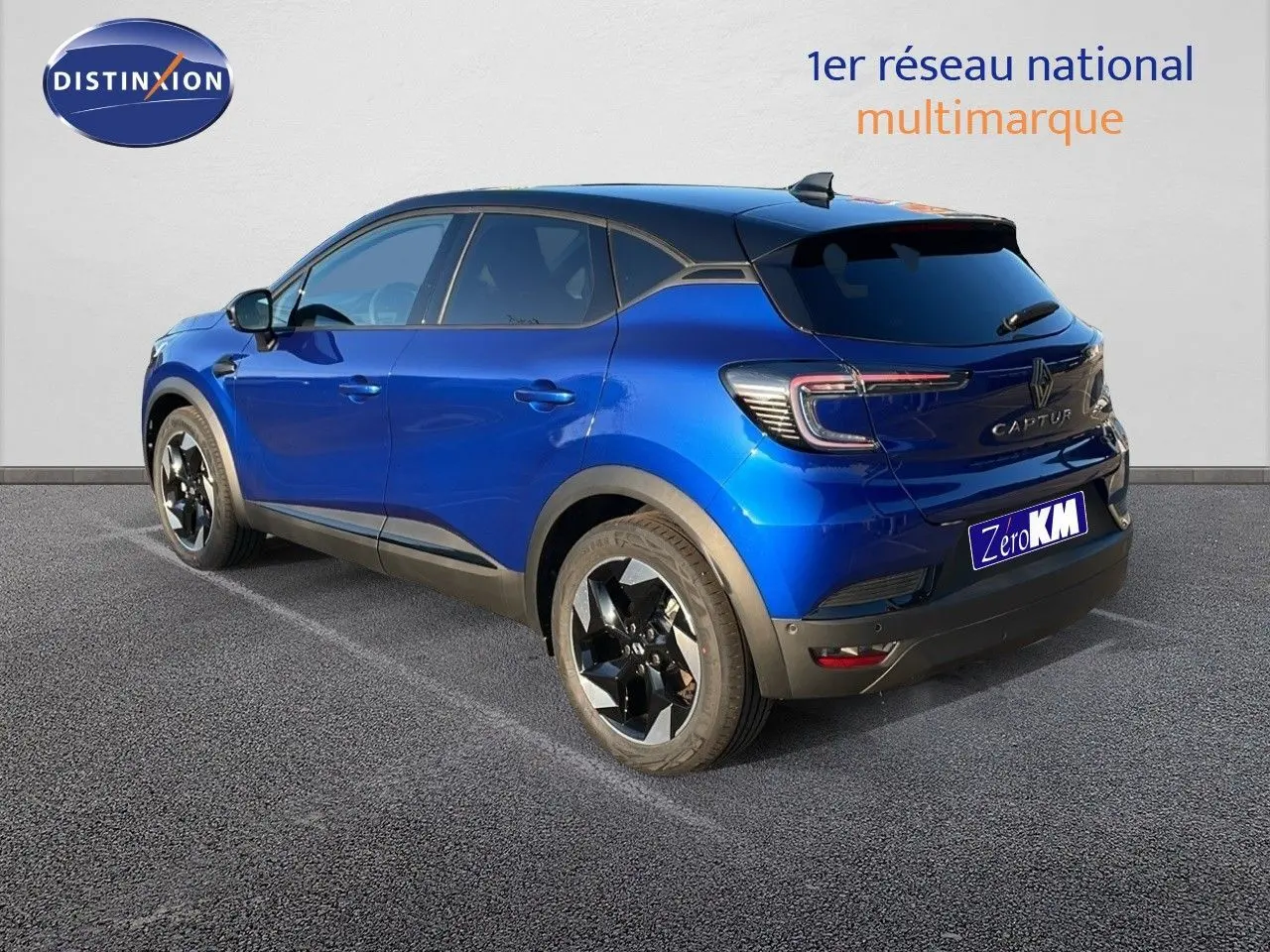 Renault Captur E-Tech hybride 2025 bleu Iron Metal avec toit noir, vue 3/4 arrière côté gauche.