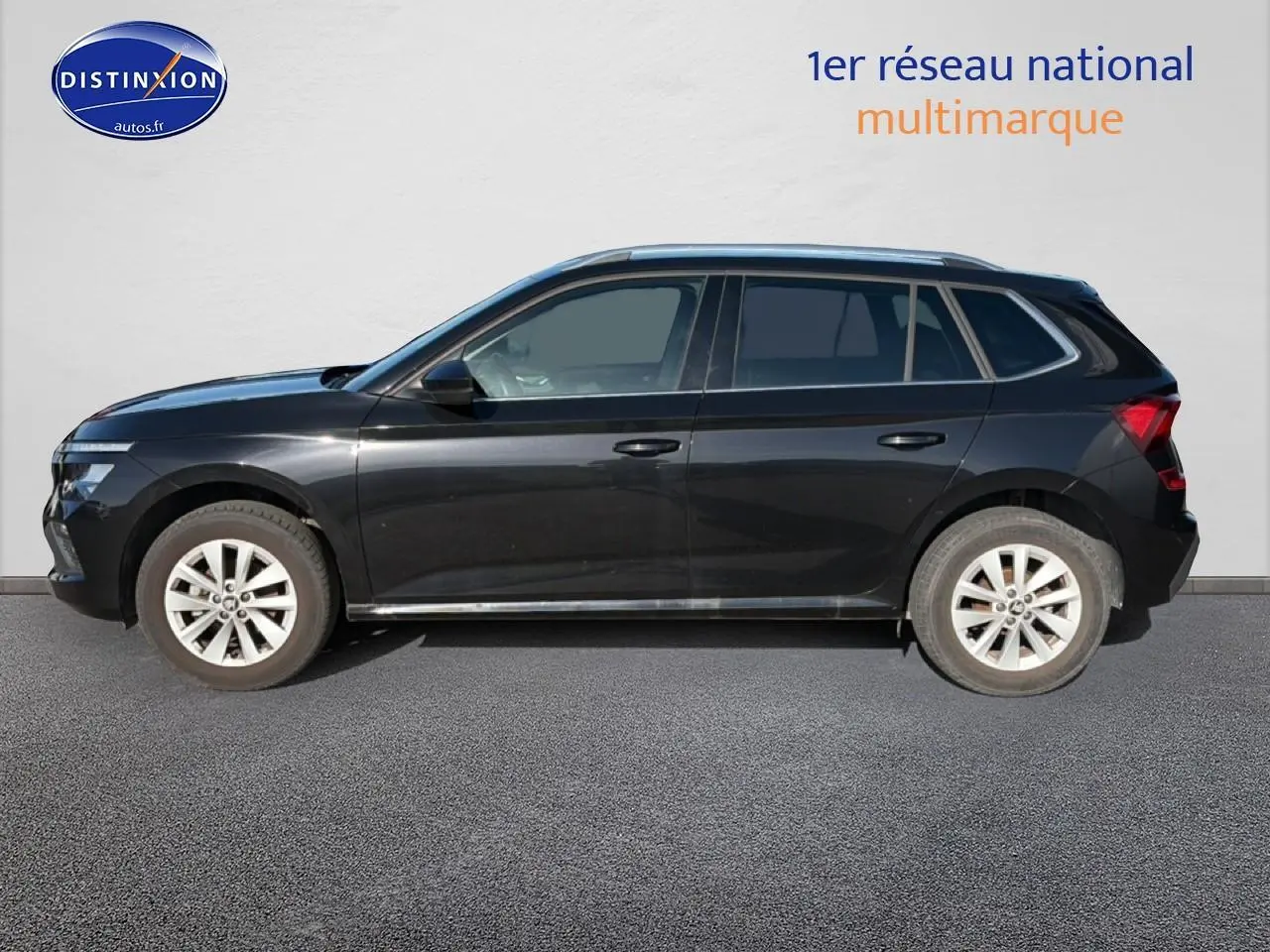 Vue latérale droite d'un Skoda Kamiq noir 2025 avec jantes alu et barres de toit visibles.