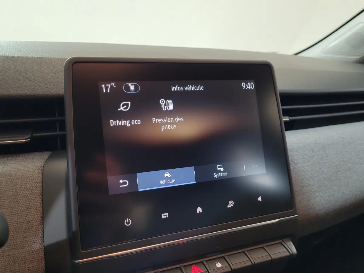 Écran tactile central de la Renault Clio bleu Evolution, affichant les infos véhicule à 9h40, intérieur gris.