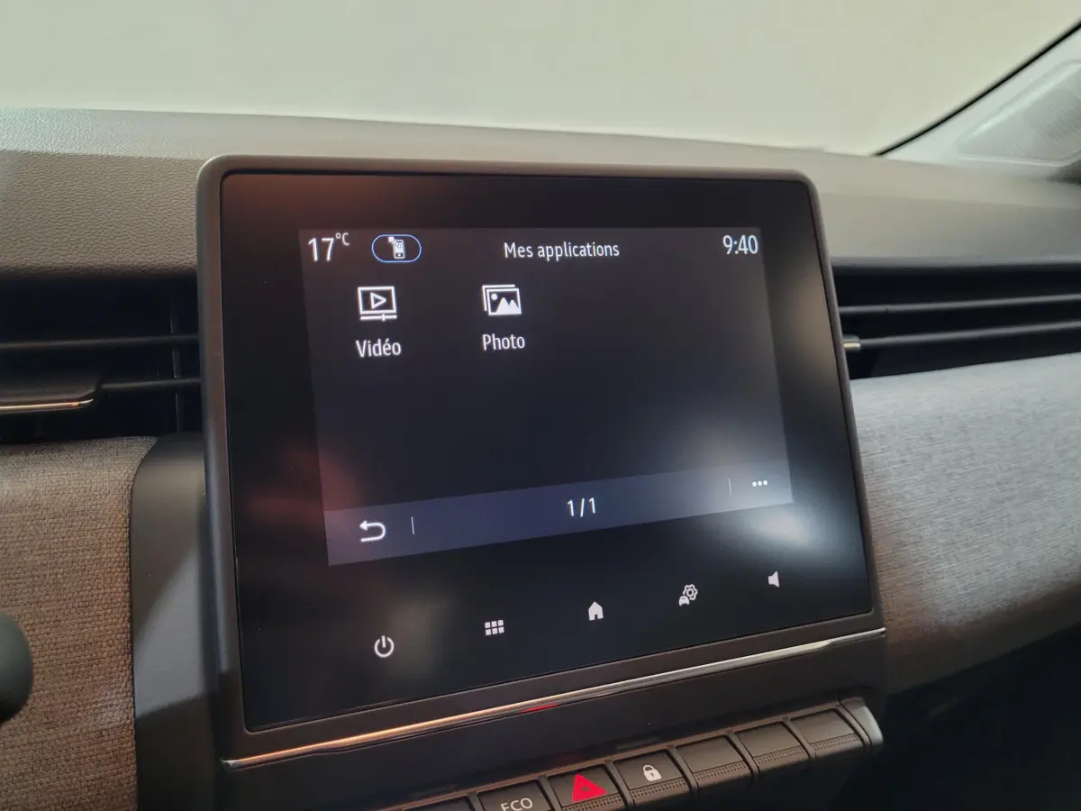 Écran tactile central de 17,8 cm affichant les applications vidéo et photo dans l’habitacle d’une Renault Clio bleu.