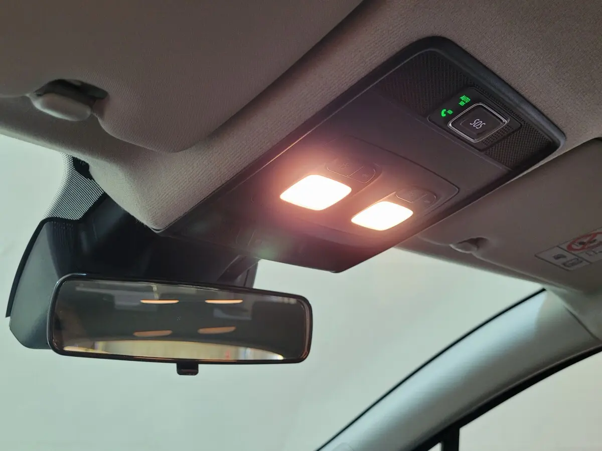 Vue intérieure du plafonnier et rétroviseur intérieur de la Renault Clio Evolution Blue dCi 100, éclairage allumé.