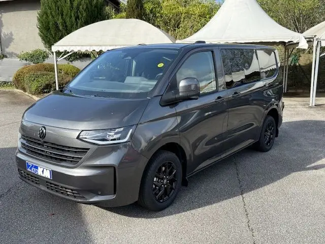 Volkswagen Transporter T7 ProCab L1H1 Business gris graphite, vue 3/4 avant droit, jantes noires et calandre distinctive.
