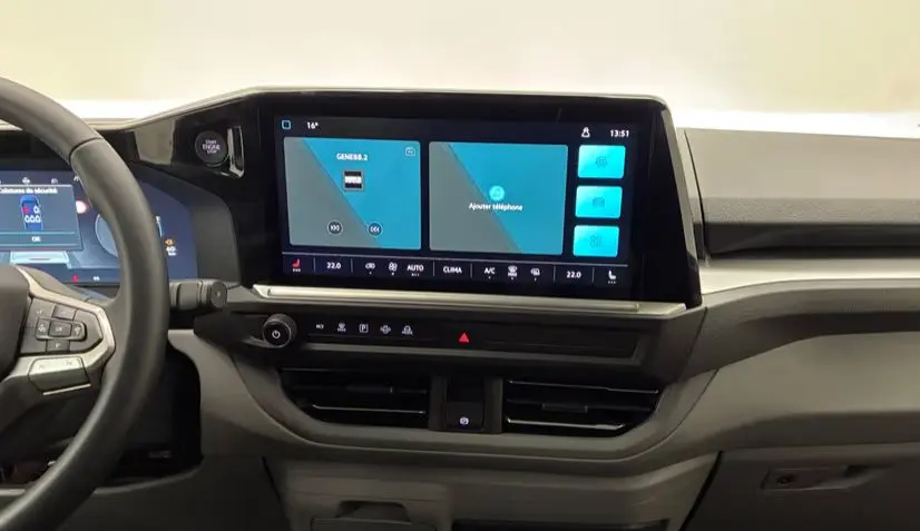 Vue intérieure du tableau de bord du Volkswagen Transporter ProCab 2026, écran tactile central et volant partiel visibles.