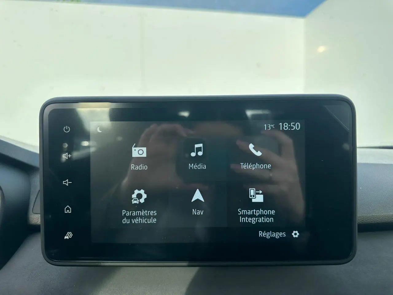 Écran tactile 8 pouces du système multimédia Dacia Sandero III Stepway, affichant les options radio, média et navigation.