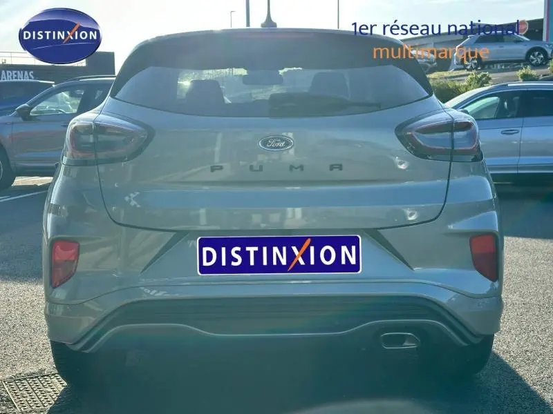 Vue arrière d'un Ford Puma 2024 gris Solar métallisé avec logo et feux arrière distinctifs visibles.