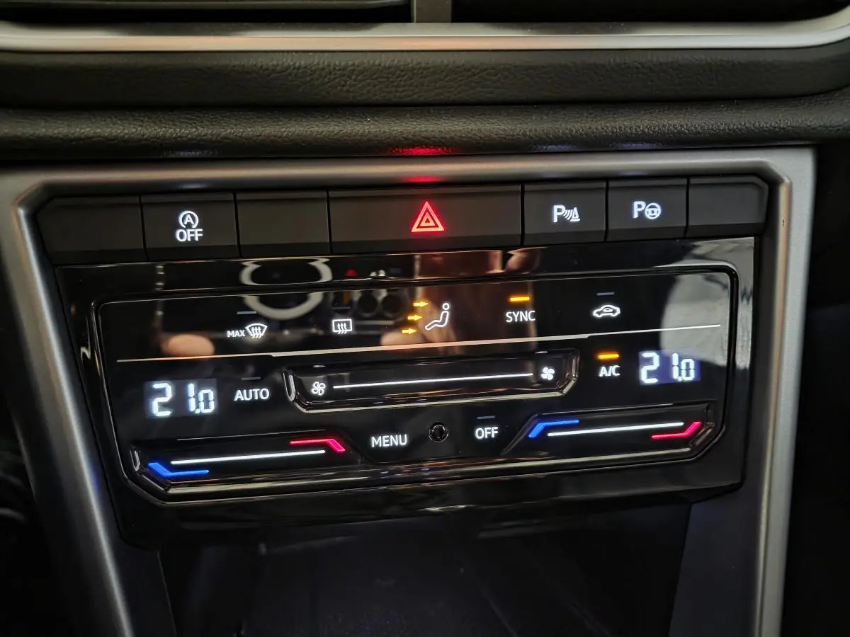 Panneau de commande de la climatisation bi-zone avec affichage digital dans un Volkswagen T-Roc gris 2024 cabriolet.