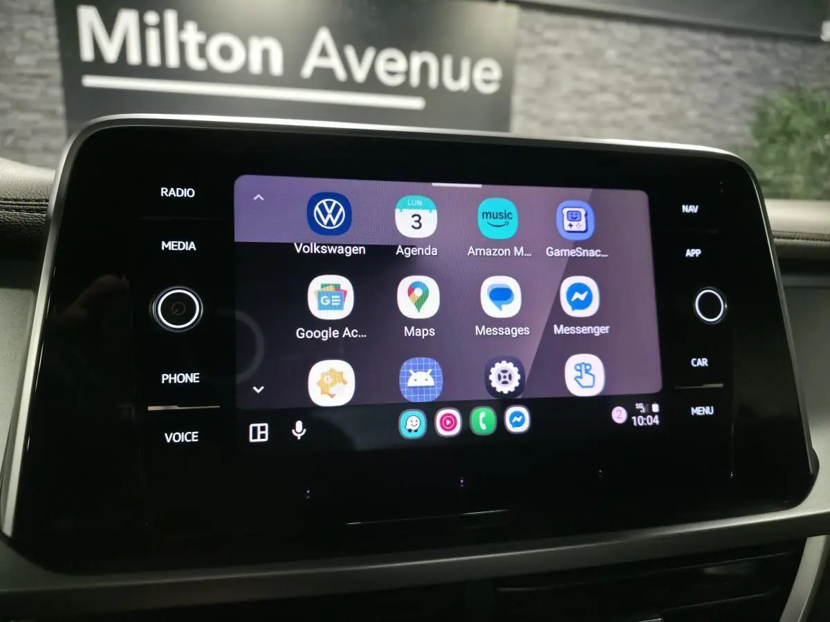 Écran tactile central du Volkswagen T-Roc 2024 affichant les applications connectées, vue de face intérieure.