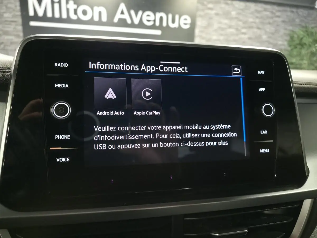 Vue intérieure du tableau de bord du Volkswagen T-Roc Cabriolet gris avec écran tactile App-Connect allumé.