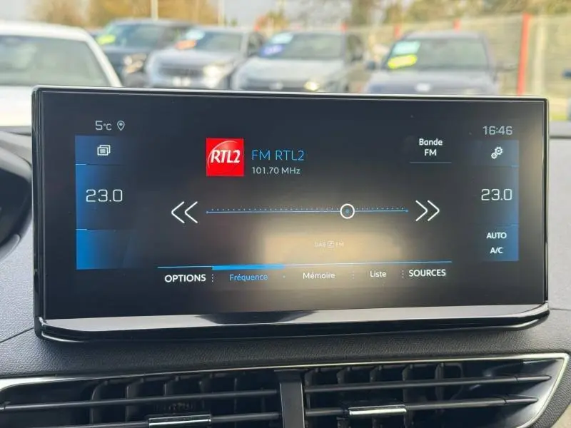 Écran tactile central du Peugeot 3008 2024 affichant la radio FM RTL2 et la température intérieure à 23°C.