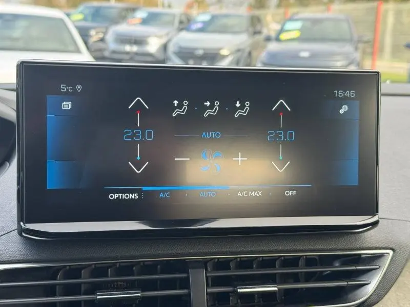 Écran tactile central du Peugeot 3008 2024 noir, affichant les réglages de climatisation à 23°C en mode automatique.