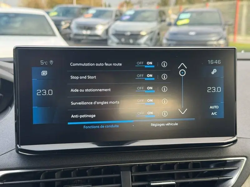 Écran tactile central du tableau de bord du Peugeot 3008 2024 affichant les réglages d’aides à la conduite.