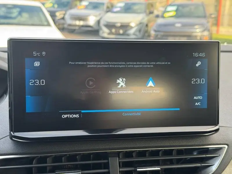 Écran tactile central du Peugeot 3008 2024 affichant la connectivité Android Auto et la climatisation à 23°C.