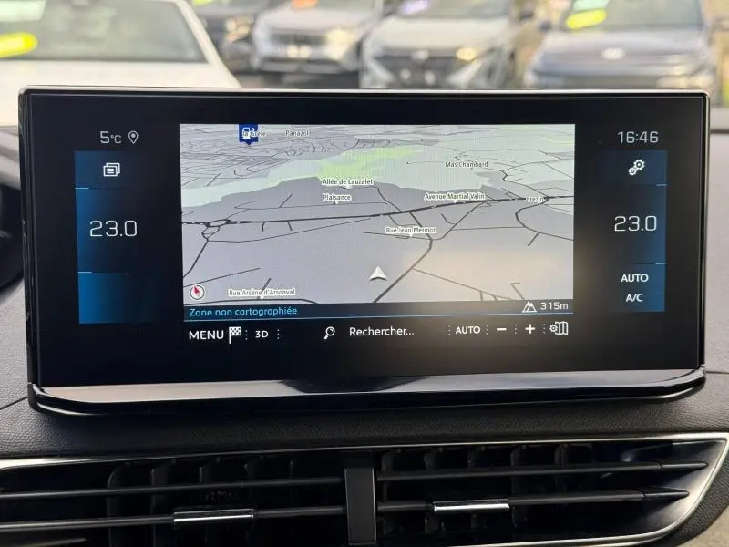 Écran tactile central du Peugeot 3008 2024 affichant la navigation et la climatisation à 23°C.