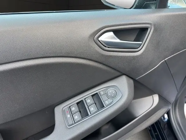 Intérieur porte avant gauche noire de Renault Clio 2025 avec commandes électriques des vitres et rétroviseurs.