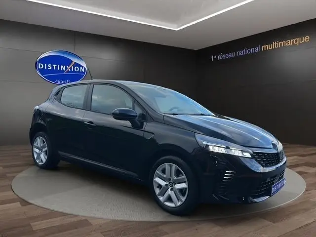 Vue 3/4 avant droite d'une Renault Clio noire 2025 dans un showroom avec éclairage moderne et logo Distinxion.