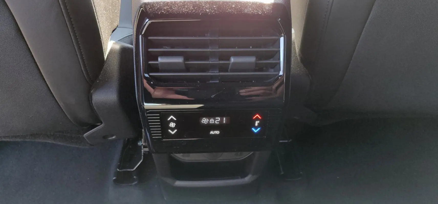 Détail de la commande de climatisation arrière noire du Peugeot 5008 Hybrid 145 ch Allure 2025, vue frontale.