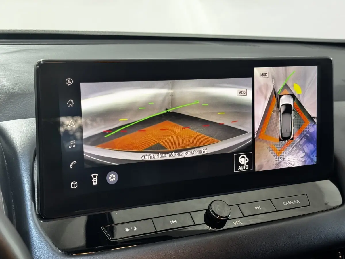 Écran tactile intérieur du Nissan Qashqai e-Power 2023 montrant la caméra 360° d'aide au stationnement en mode recul.