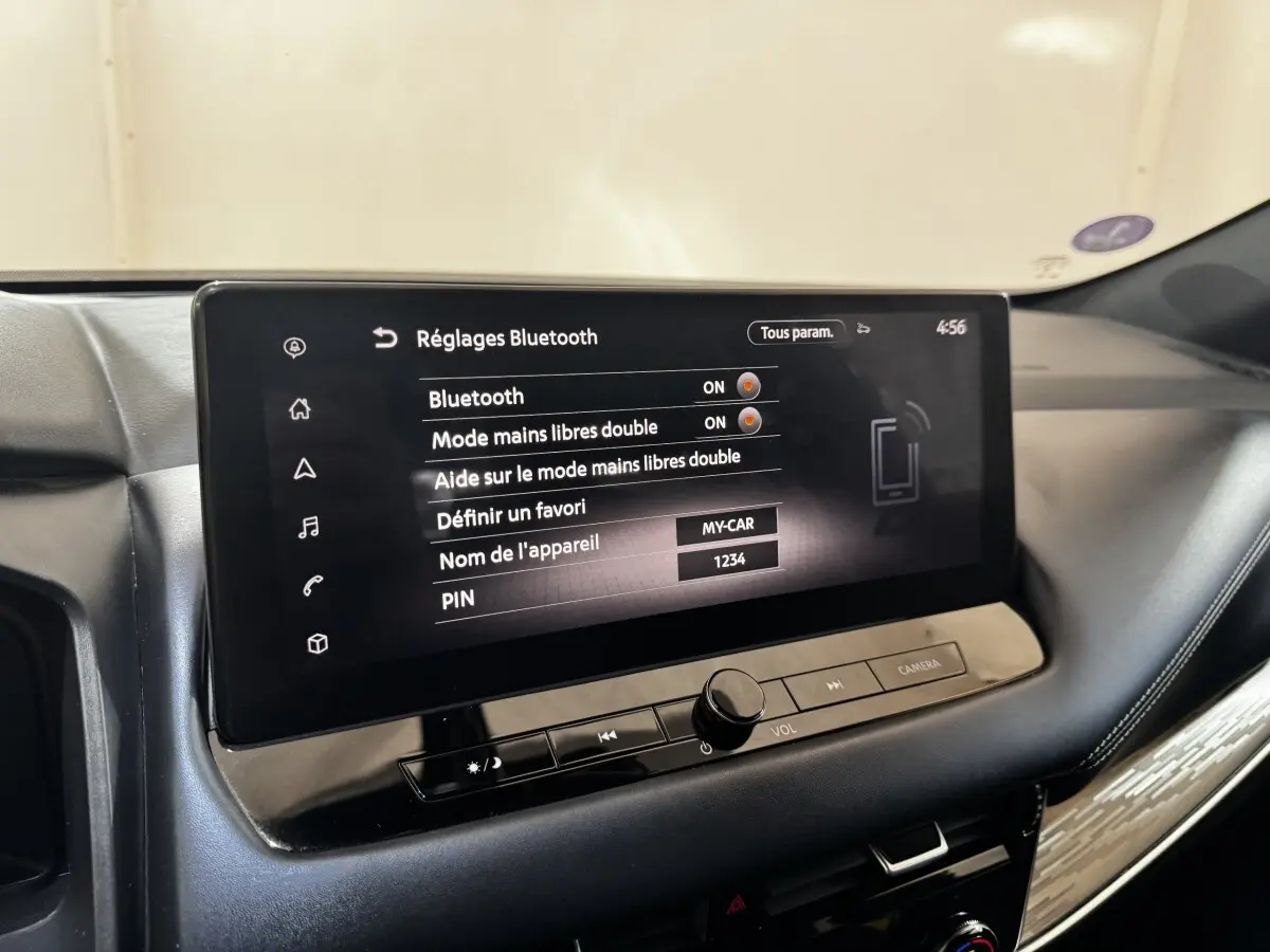 Écran tactile central affichant les réglages Bluetooth du Nissan Qashqai e-Power 190 Tekna noir, vue intérieure rapprochée.