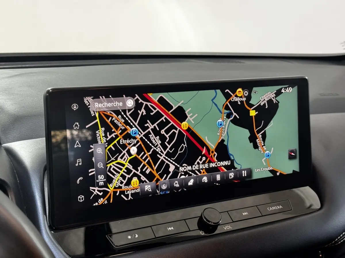 Écran tactile central 12,3 pouces du Nissan Qashqai e-Power 190 Tekna BVA affichant une carte de navigation.