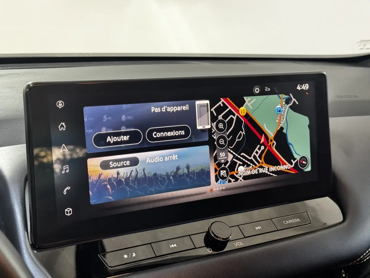 Écran tactile central 12,3 pouces du Nissan Qashqai e-Power 190 Tekna 2023, affichant navigation et options multimédia.