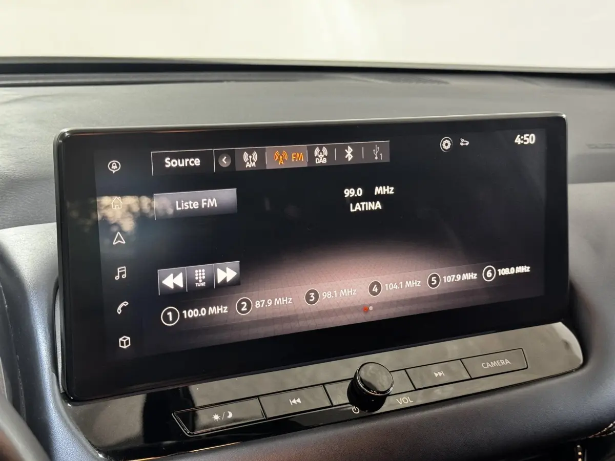 Écran tactile central du tableau de bord du Nissan Qashqai e-Power 190 Tekna BVA affichant la radio FM.