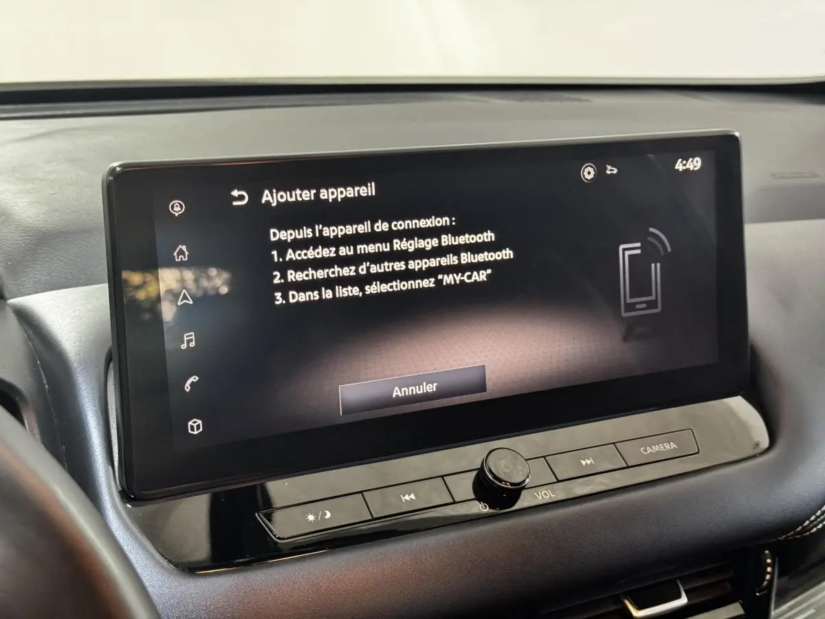 Écran tactile central du tableau de bord du Nissan Qashqai e-Power 190 Tekna BVA 2023 affichant les instructions Bluetooth.