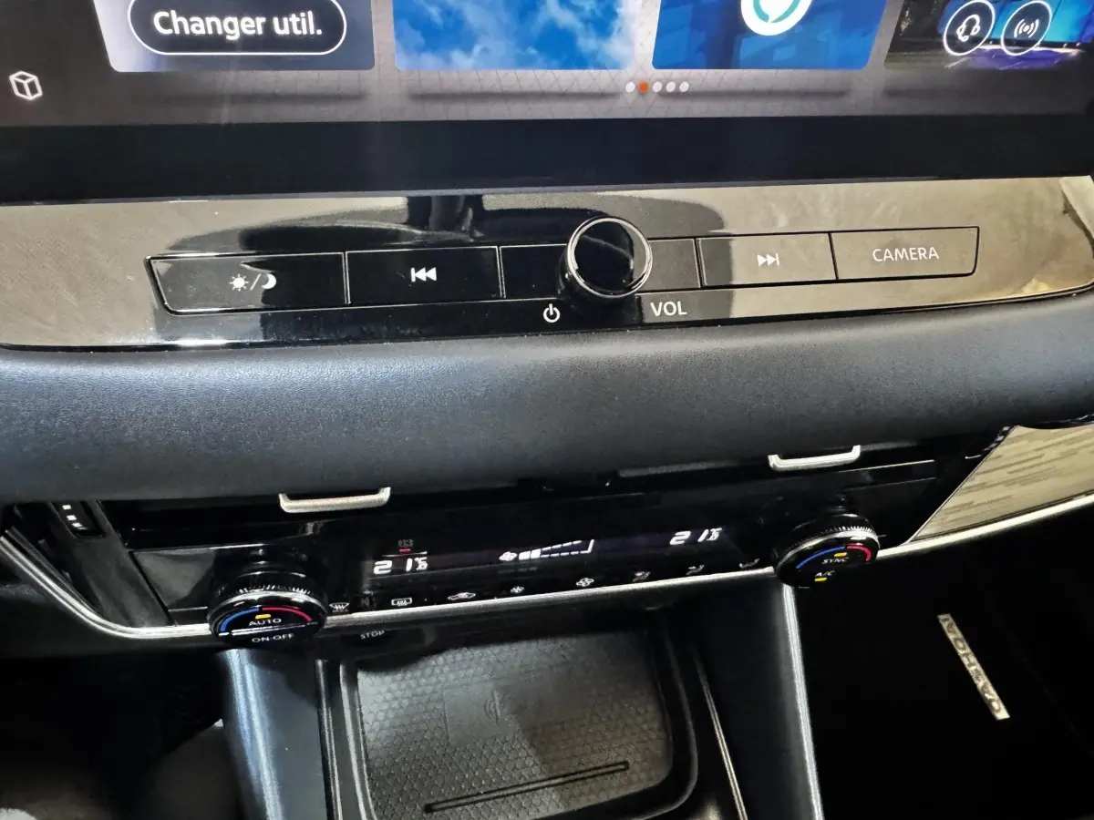 Détail de la console centrale noire du Nissan Qashqai e-Power 190 Tekna avec commandes volume et climatisation.