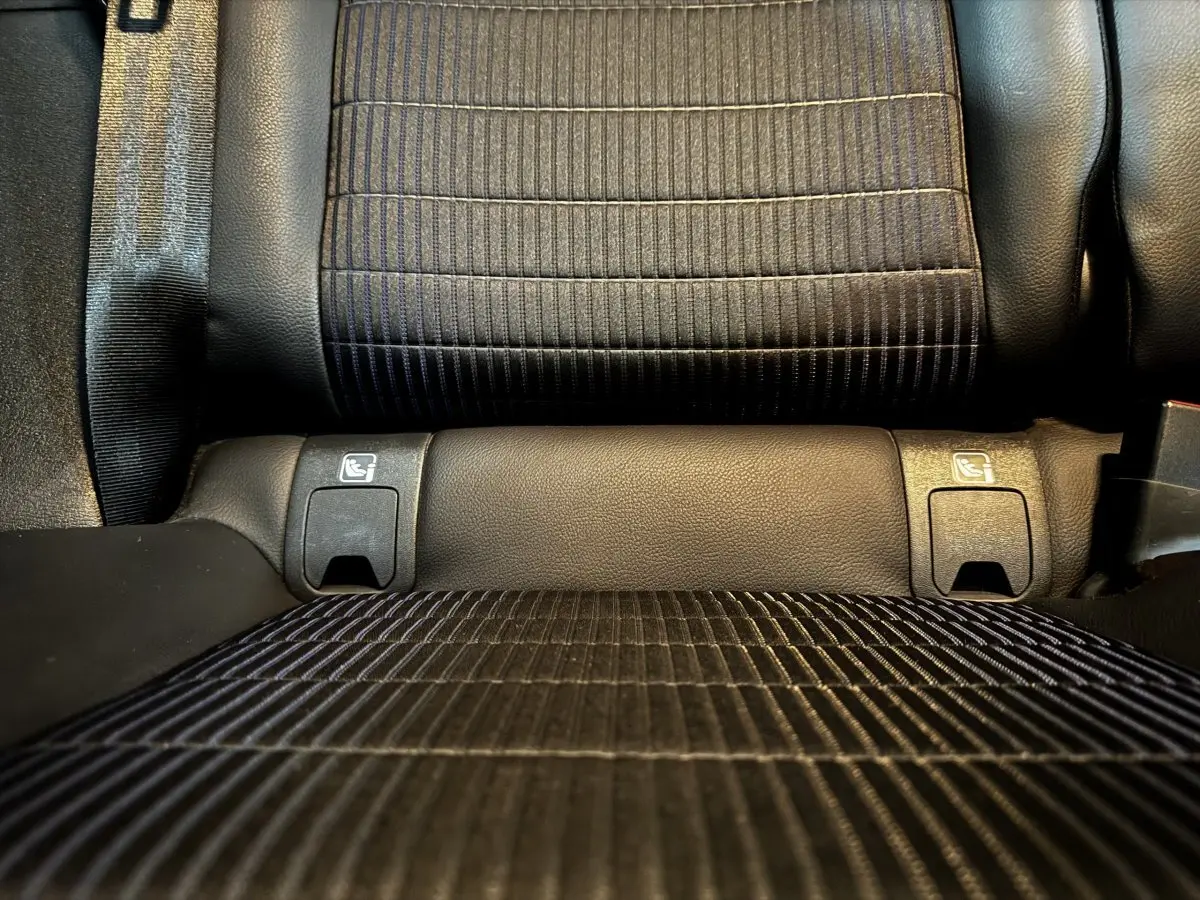 Gros plan sur la banquette arrière noire du Nissan Qashqai e-Power 190 Tekna 2023 avec fixation Isofix visible.
