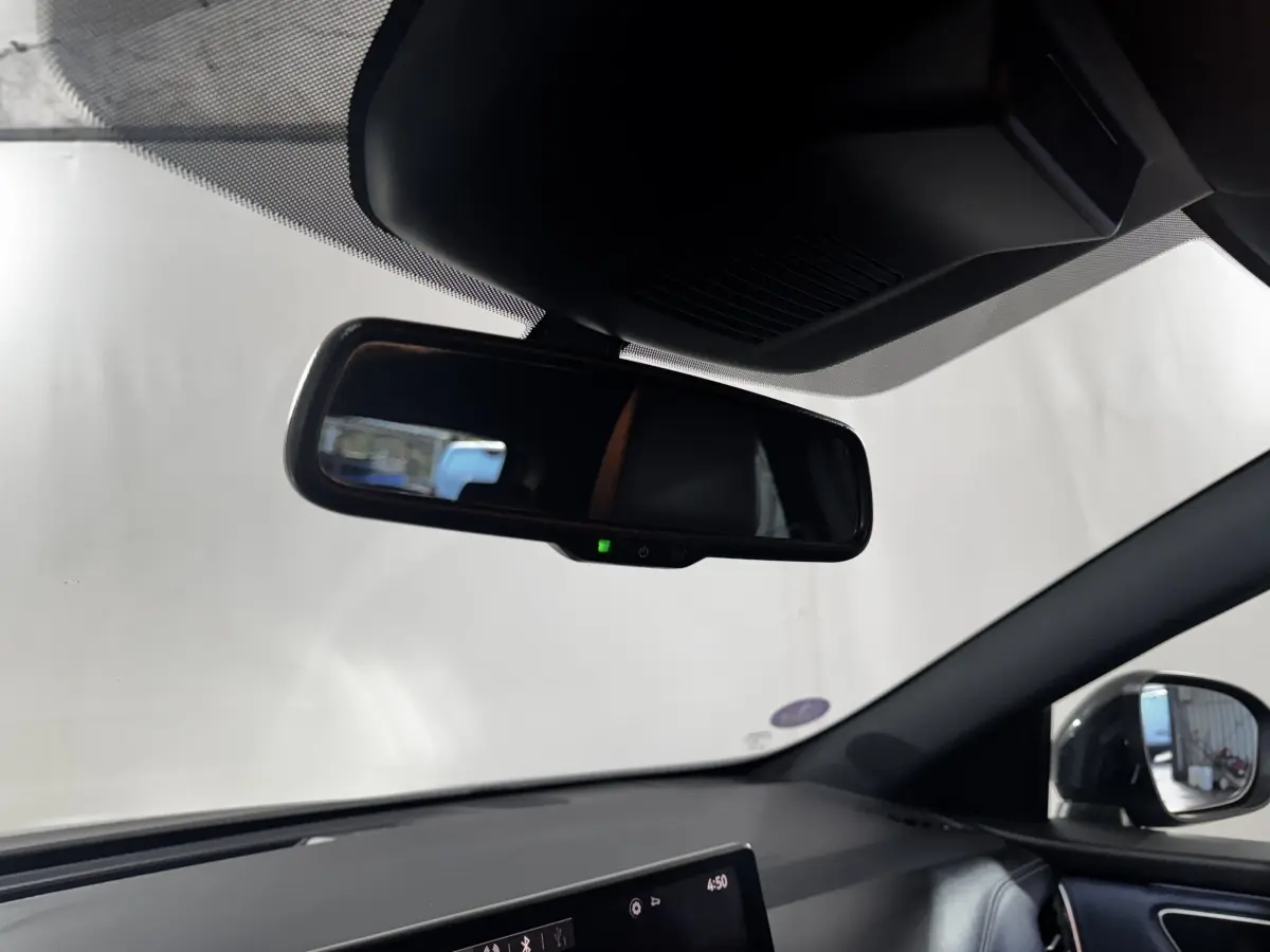 Vue intérieure du rétroviseur central et tableau de bord noir du Nissan Qashqai e-Power 190 Tekna BVA 2023.