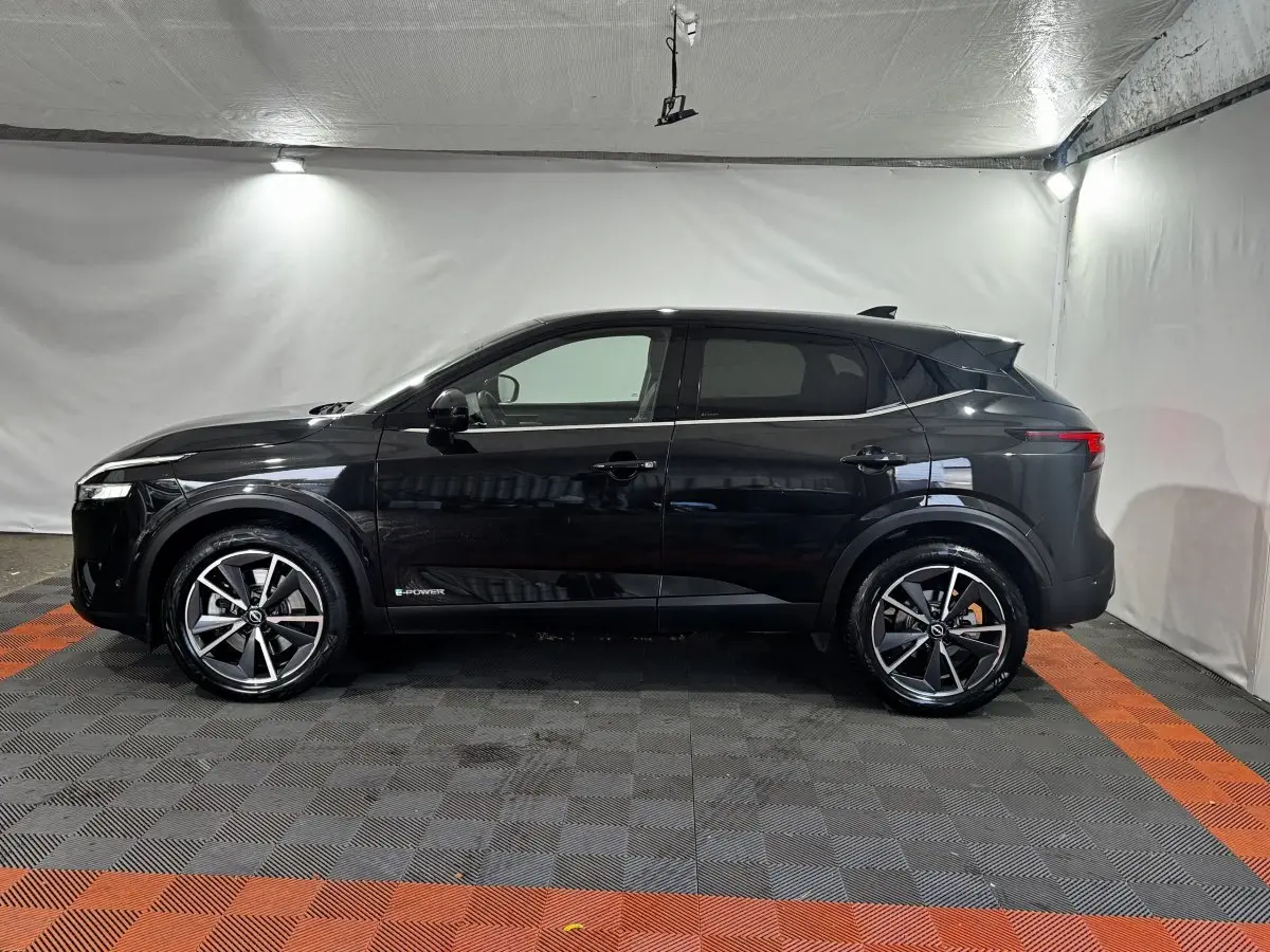 Nissan Qashqai e-Power 190 Tekna noir, vue profil côté gauche, jantes alliage et logo e-Power visibles.