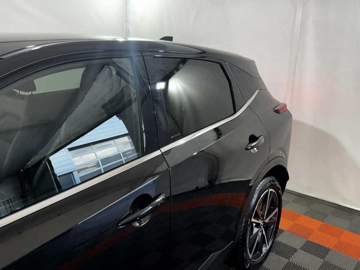 Vue 3/4 arrière côté droit du Nissan Qashqai e-Power 190 Tekna BVA noir, avec jantes alliage et vitres teintées.