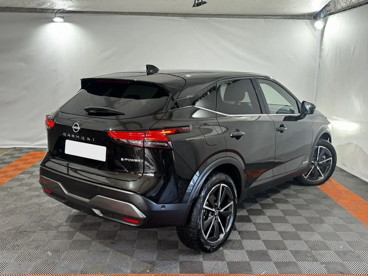 Vue 3/4 arrière droite du Nissan Qashqai e-Power noir 2023 avec feux LED et jantes alliage distinctives.