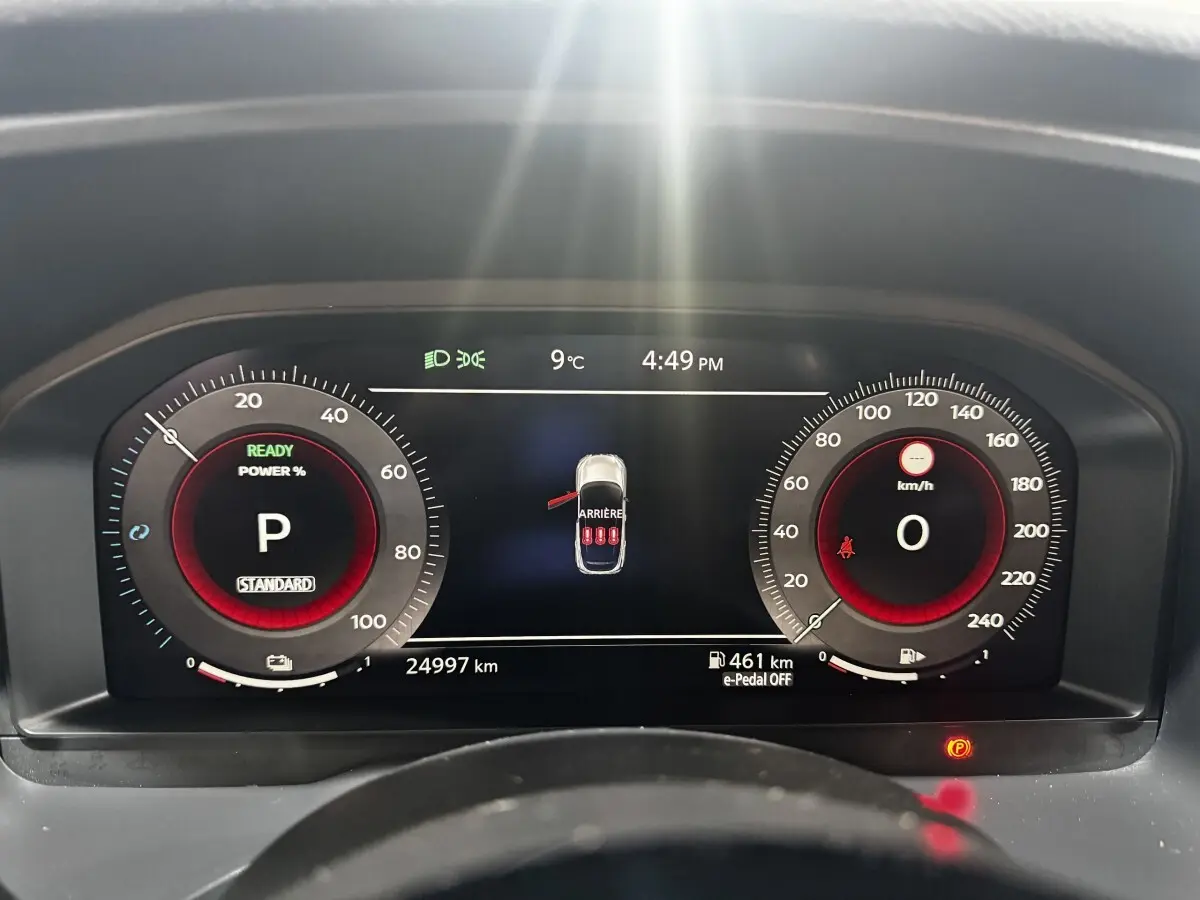 Affichage numérique du combiné d'instruments du Nissan Qashqai e-Power 190 Tekna, avec vitesse et indicateurs visibles.