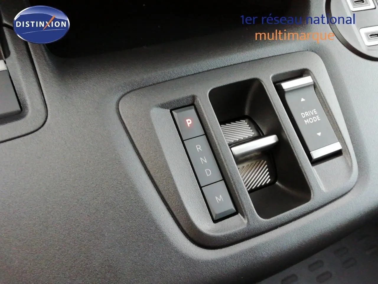 Gros plan sur la commande de boîte automatique et le sélecteur de mode de conduite du Citroën Berlingo XL blanc Icy.