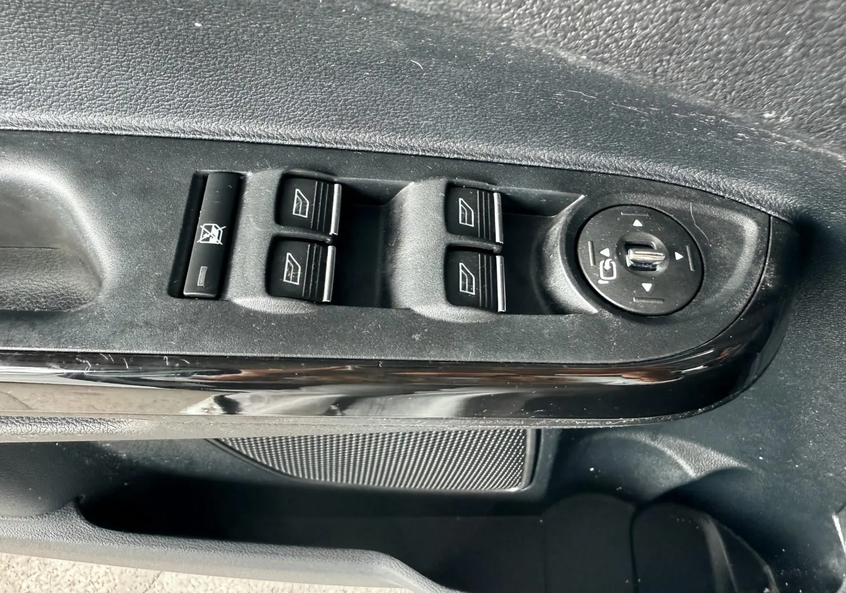 Panneau de commandes des vitres électriques et réglage des rétroviseurs côté conducteur d'une Ford B-MAX 2014.
