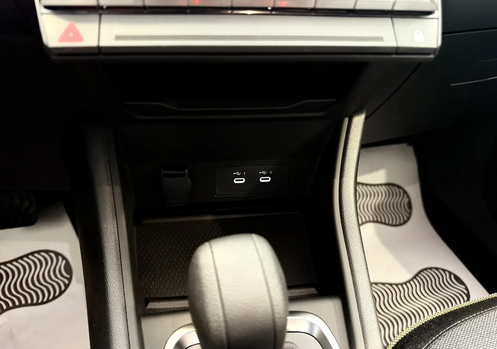Gros plan sur la console centrale du Renault Captur 2025, montrant le levier de vitesse automatique et deux ports USB.