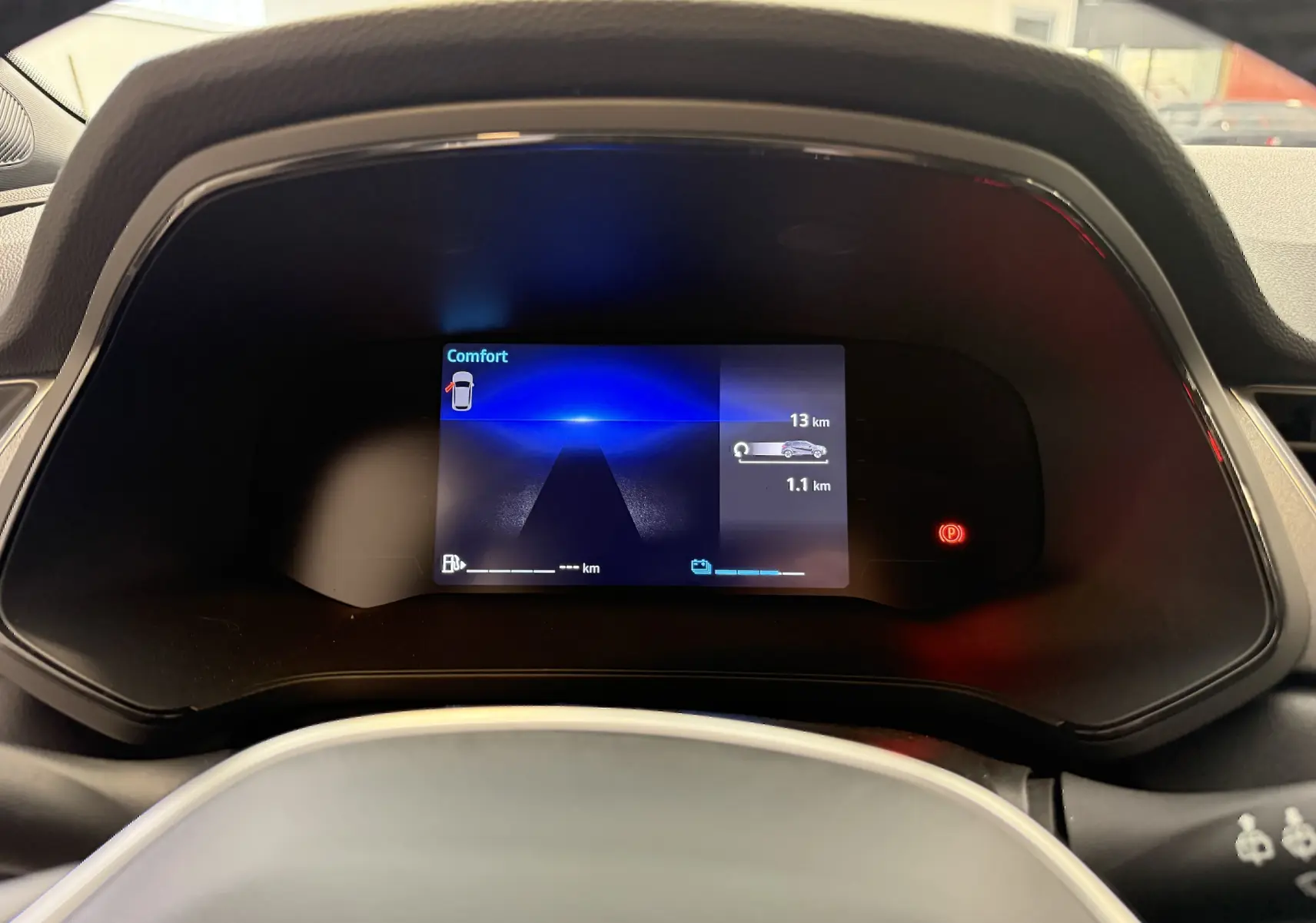 Vue rapprochée du tableau de bord numérique du Renault Captur gris cassiopée, affichant l'interface de conduite en mode Comfort.