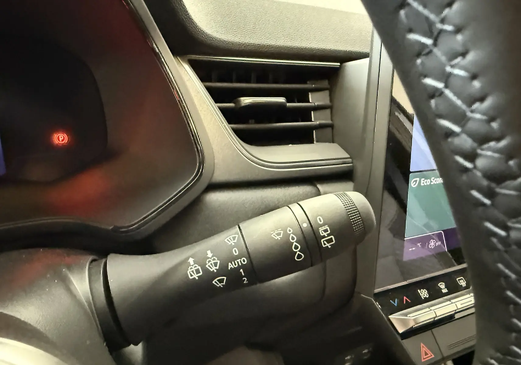 Gros plan sur la commande d’essuie-glace à gauche du volant dans l’habitacle du Renault Captur gris Cassiopée 2025.