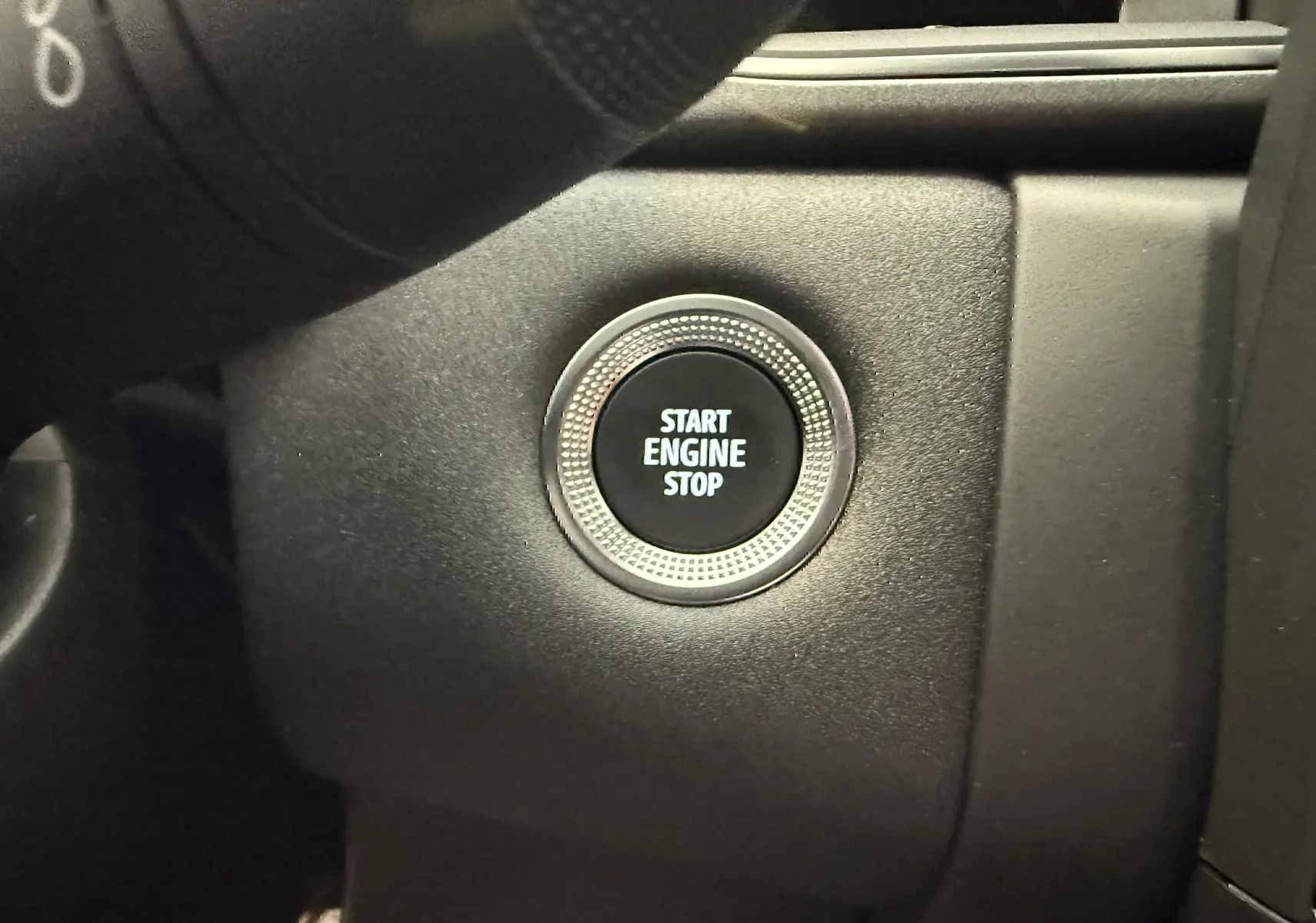 Bouton Start Engine Stop en gros plan sur le tableau de bord noir du Renault Captur 1.6 E-TECH Full Hybrid 2025.